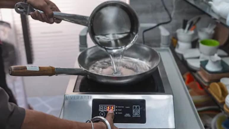 गैस की किल्लत के बीच शुरू कर दिया इंडक्शन कुकटॉप का इस्तेमाल? इन 4 बातों का रखना ध्यान, बचेगी बिजली और कुकिंग होगी आसान