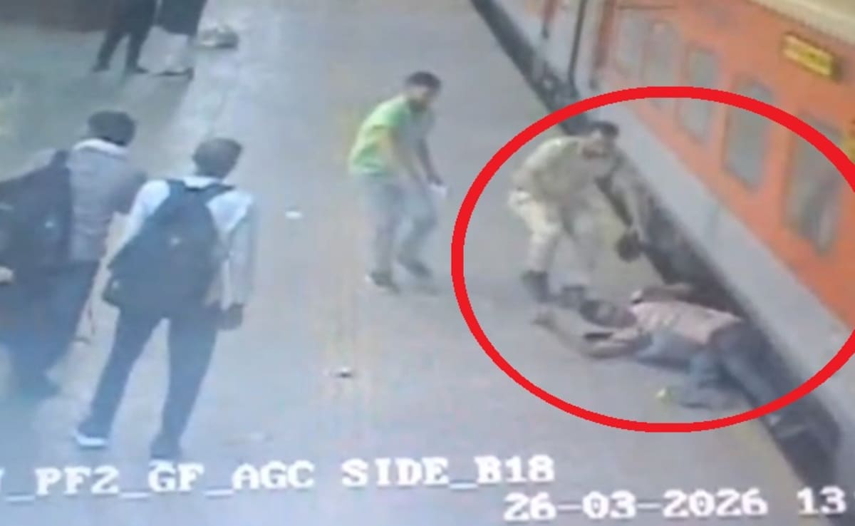 जांबाज जवान: जान की परवाह किए बिना यात्री की जान बचाई, मथुरा जंक्शन पर चलती ट्रेन से गिर गया था शख्स