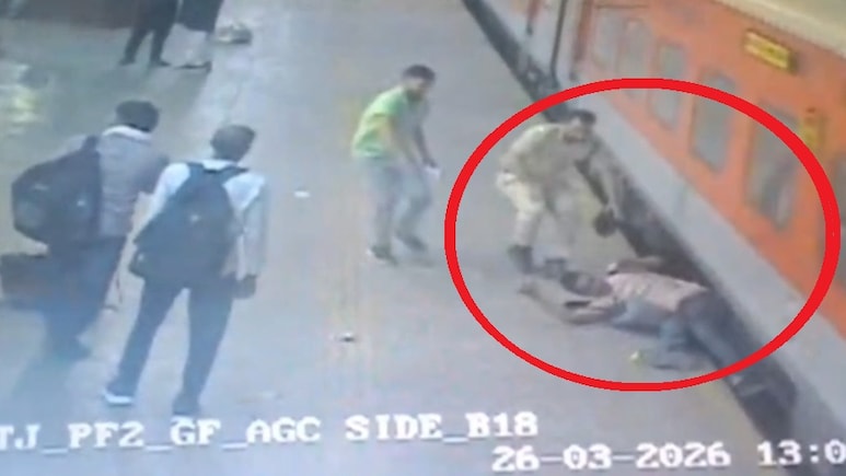 जांबाज जवान: जान की परवाह किए बिना यात्री की जान बचाई, मथुरा जंक्शन पर चलती ट्रेन से गिर गया था शख्स