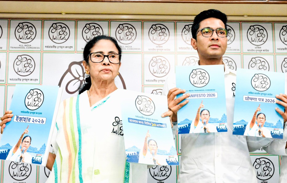 BJP के खिलाफ जंग में TMC को जिताएंगे 'दीदी के 10 संकल्प'? जानें 2021, 2024 के वादों से ये कितना अलग