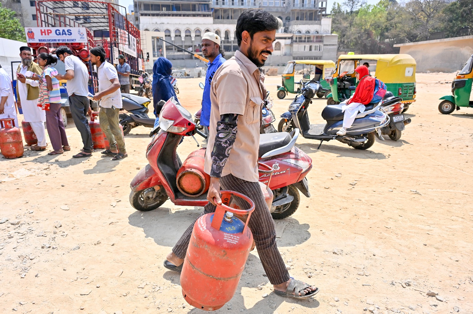 LPG Shortage: रसोई गैस सिलेंडर की प्रॉब्लम घटी, प्रोडक्शन 40% बढ़ा, बुकिंग 35% घटी, जंग के 24 दिनों में 10 बड़े कदम