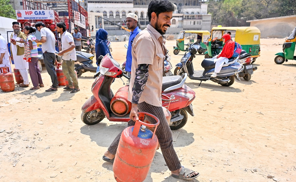 LPG Shortage: रसोई गैस सिलेंडर की प्रॉब्लम घटी, प्रोडक्शन 40% बढ़ा, बुकिंग 35% घटी, जंग के 24 दिनों में 10 बड़े कदम