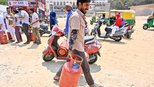 LPG Shortage: रसोई गैस सिलेंडर की प्रॉब्लम घटी, प्रोडक्शन 40% बढ़ा, बुकिंग 35% घटी, जंग के 24 दिनों में 10 बड़े कदम