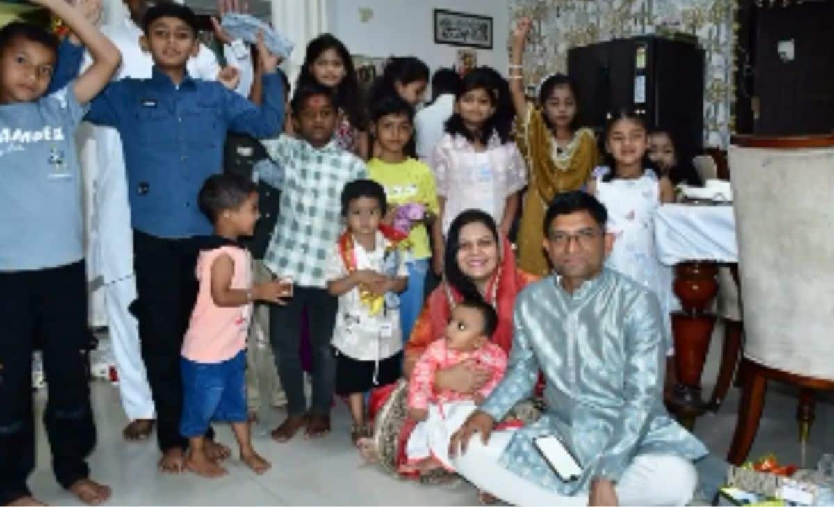 कन्या पूजन के बाद बच्चियों के साथ आईपीएस अधिकारी मो. मुस्ताक और उनकी पत्नी.