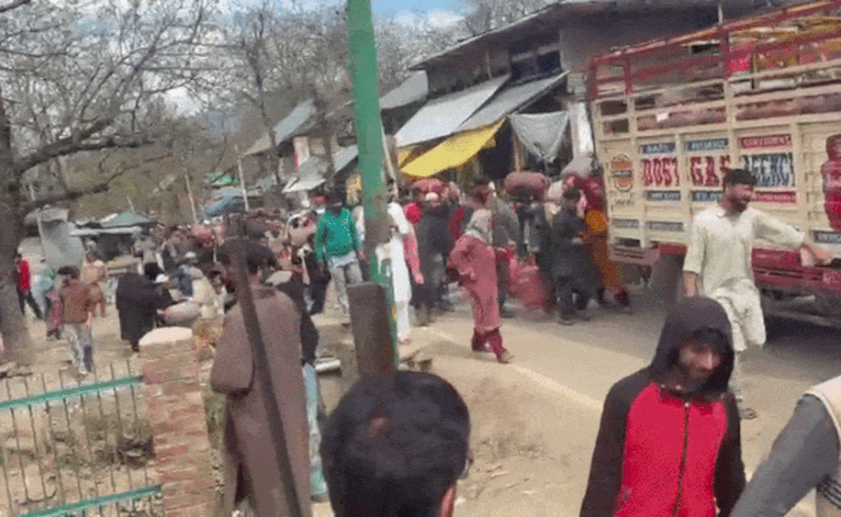 कुपवाड़ा में खाली गैस सिलेंडर लेकर सड़कों पर दौड़े लोग, लोलब में छलका दर्द, तस्वीरों में दिखा मारामारी का मंजर