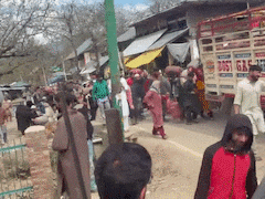 कुपवाड़ा में खाली गैस सिलेंडर लेकर सड़कों पर दौड़े लोग, लोलब में छलका दर्द, तस्वीरों में दिखा मारामारी का मंजर