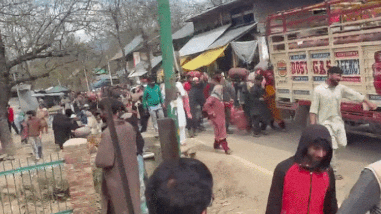 कुपवाड़ा में खाली गैस सिलेंडर लेकर सड़कों पर दौड़े लोग, लोलब में छलका दर्द, तस्वीरों में दिखा मारामारी का मंजर