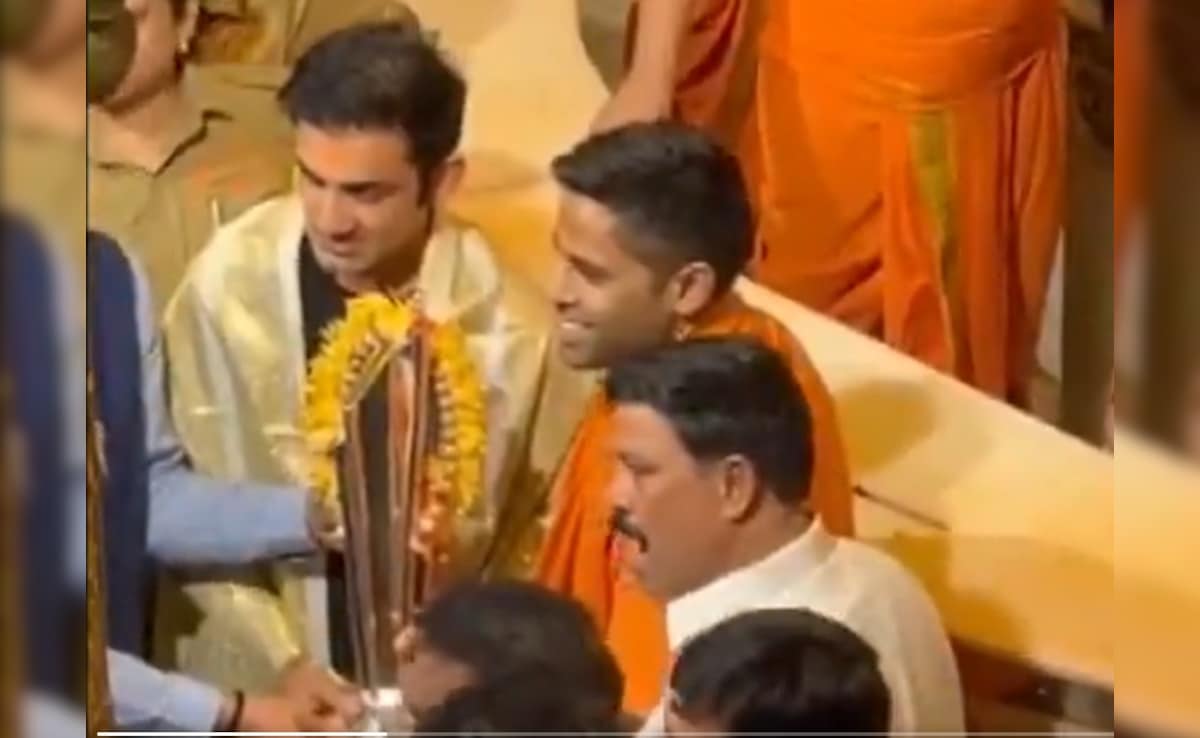 गणपति बप्पा मोरया, 'गुरु' गंभीर और कैप्टन सूर्या T20 वर्ल्ड कप ट्रॉफी संग पहुंचे सिद्धिविनायक मंदिर, VIDEO