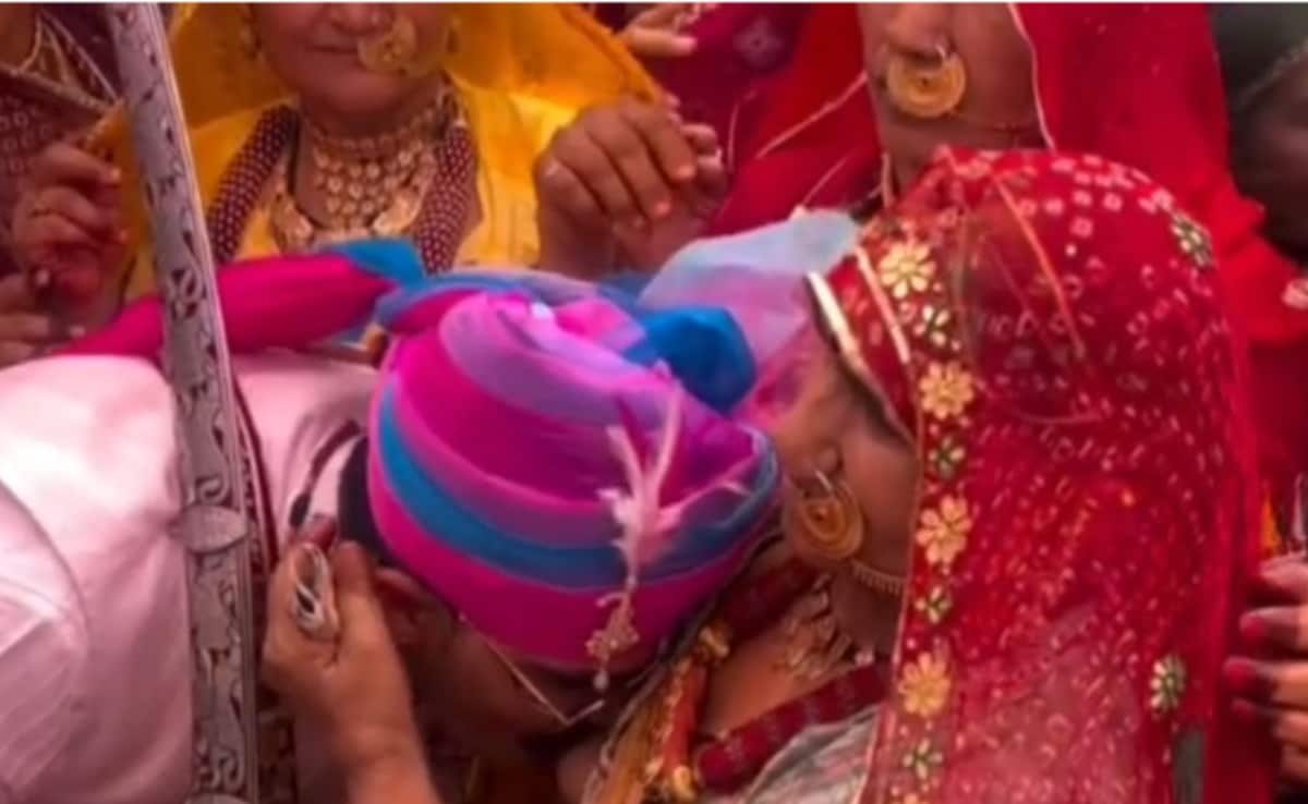 IPS KK Vishnoi Wedding: दूल्हा बने IPS केके बिश्नोई को मां ने कराया 'स्तनपान', शादी में दिखी मां की ममता; वायरल हुई भावुक तस्वीर