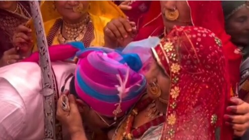 IPS KK Bishnoi Wedding: दूल्हा बने IPS केके बिश्नोई को मां ने कराया 'स्तनपान', शादी में दिखी मां की ममता; वायरल हुई भावुक तस्वीर
