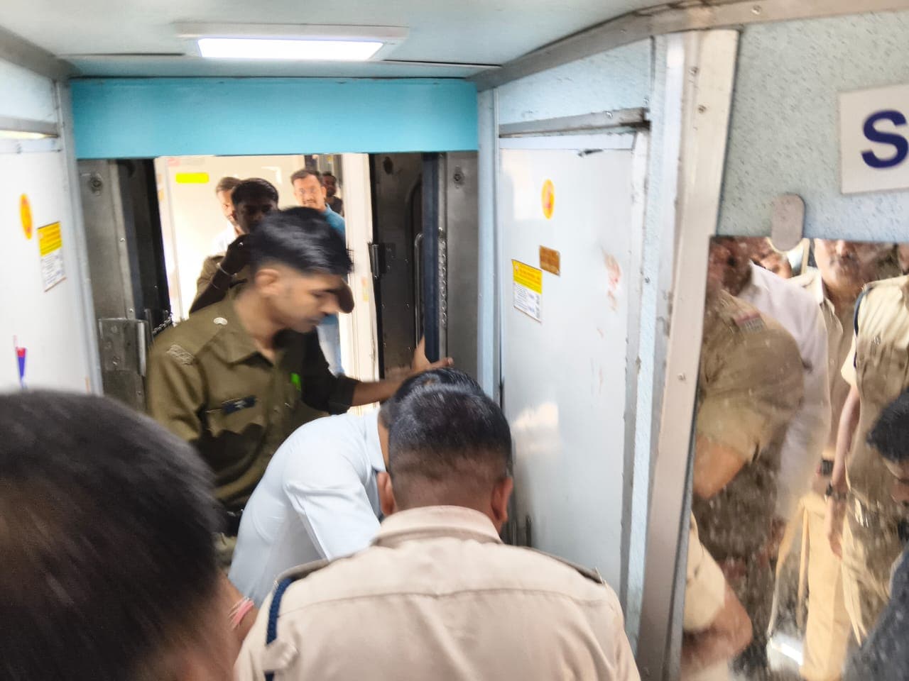 Death in a Train Washroom: पुलिस की जांच