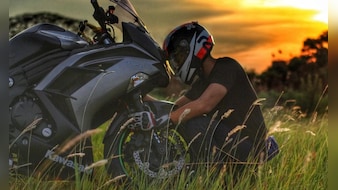 1500 के हेलमेट ने ले ली सीनियर की नौकरी, सिर्फ एक चीज के पीछे डूब गया करियर