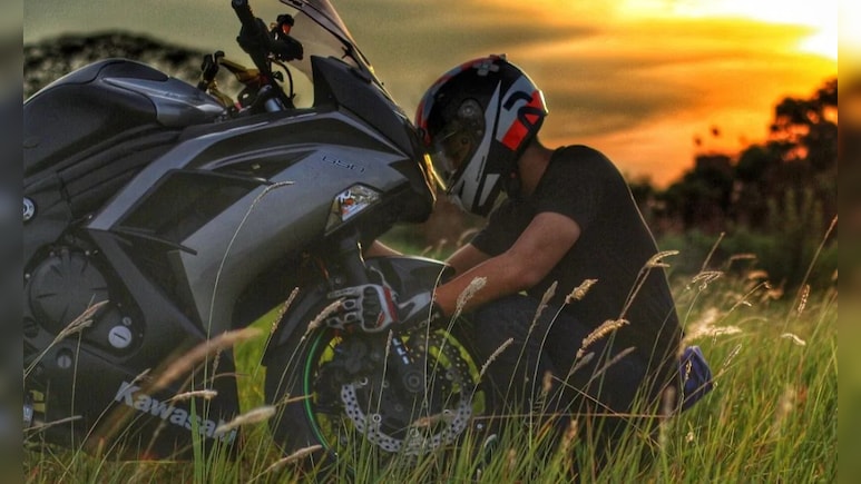 1500 के हेलमेट ने ले ली सीनियर की नौकरी, सिर्फ एक चीज के पीछे डूब गया करियर