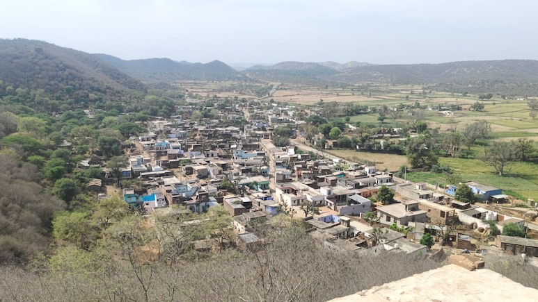 Rajasthan: आजादी के 78 साल बाद भी 3 हजार की आबादी वाले गांव में नेटवर्क नहीं, आपातकाल में भी नहीं मिलती मदद