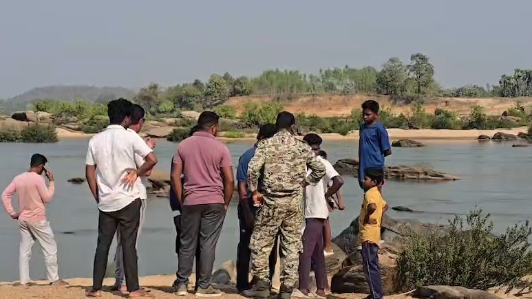 SBI बैंक मैनेजर सहित तीन कर्मचारी शबरी नदी में डूबे, दो साथी सुरक्षित निकाले गए