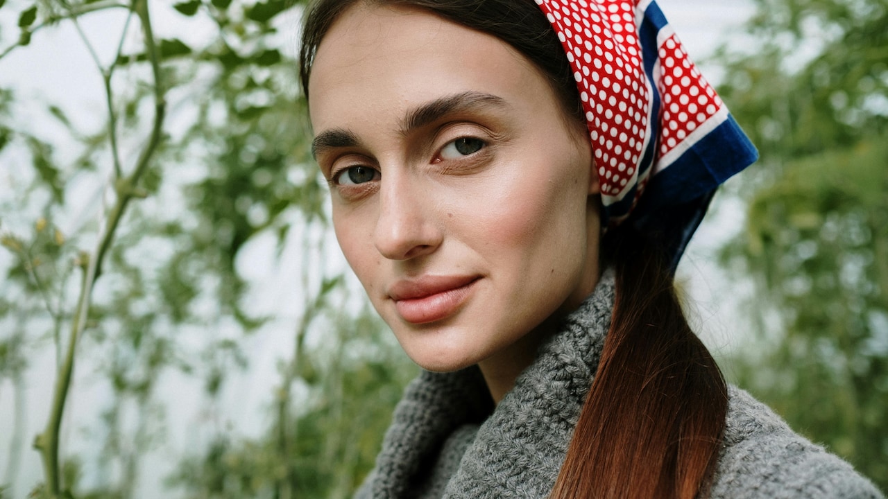 Why Lightweight Scarves Work Better Than Thick Mufflers in Mild Winters