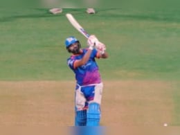 IPL 2026: 'कैच इट...' मुंबई इंडियंस के स्क्वाड से जुड़े 'हिटमैन' रोहित शर्मा, प्रैक्टिस में लगाए गगनचुम्बी छक्के - VIDEO