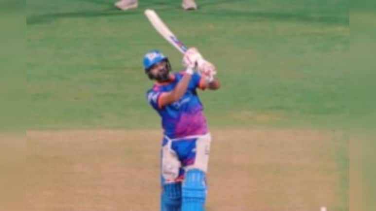 IPL 2026: 'कैच इट...' मुंबई इंडियंस के स्क्वाड से जुड़े 'हिटमैन' रोहित शर्मा, प्रैक्टिस में लगाए गगनचुम्बी छक्के - VIDEO