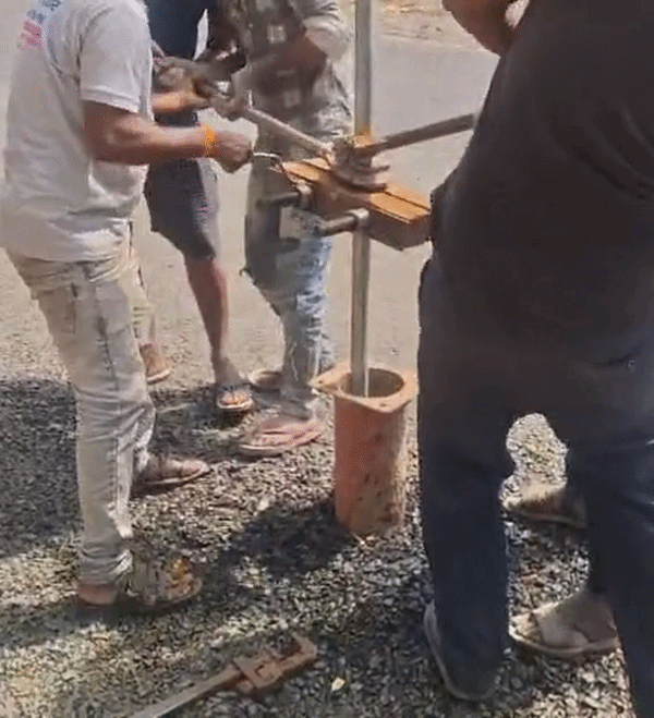 वाह रे पीडब्लूडी... हैंडपंप हटाया नहीं और सड़क बना दी, थू-थू हुई तो हटाने में जुटे, कारनामे का VIDEO