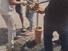 वाह रे पीडब्लूडी... हैंडपंप हटाया नहीं और सड़क बना दी, थू-थू हुई तो हटाने में जुटे, कारनामे का VIDEO