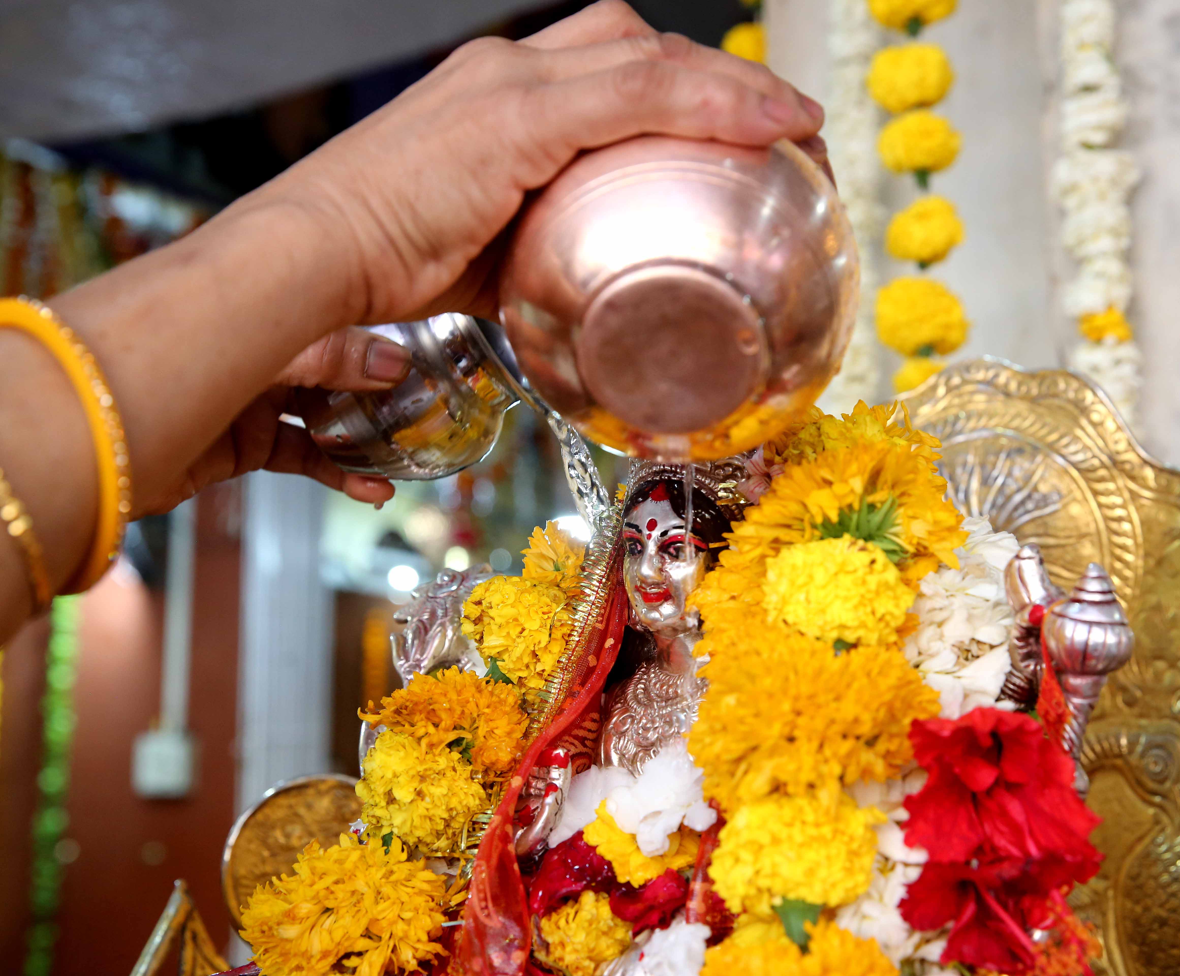 नवरात्रि के पहले दिन मां शैलपुत्री की पूजा, मंदिरों में भक्तों का जनसैलाब, PM मोदी ने दी शुभकामनाएं