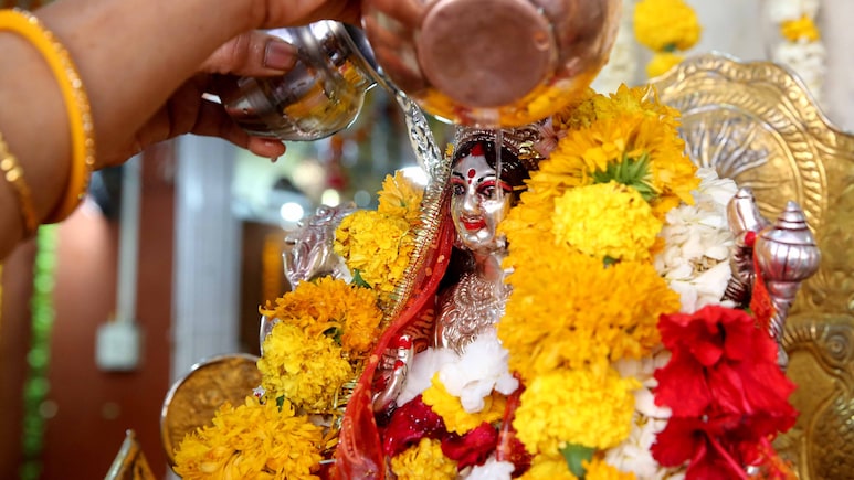 नवरात्रि के पहले दिन मां शैलपुत्री की पूजा, मंदिरों में भक्तों का जनसैलाब, PM मोदी ने दी शुभकामनाएं