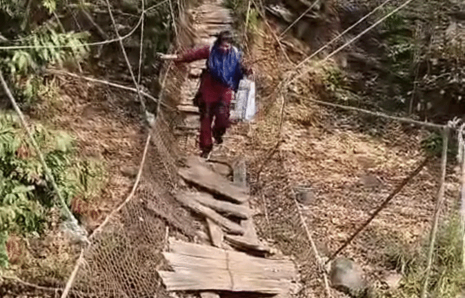 आज़ादी के 78 साल बाद भी विकास से दूर छत्तीसगढ़ का ये गांव, &lsquo;जुगाड़ के पुल&rsquo; पर टिकी लोगों की जिंदगी