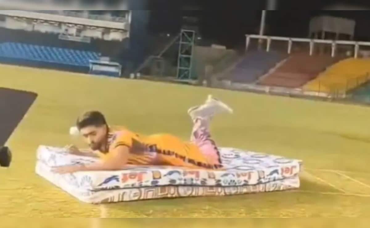 गद्दे पर भी फिसल गया, बाबर के हाथ से कैच क्या छूटा, सोशल मीडिया यूजर्स ने उनका मजाक बनाना शुरू कर दिया