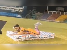 'गद्दे पर भी फिसल गया', बाबर के हाथ से कैच क्या छूटा, सोशल मीडिया यूजर्स ने उनका मजाक बनाना शुरू कर दिया