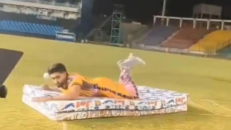 'गद्दे पर भी फिसल गया', बाबर के हाथ से कैच क्या छूटा, सोशल मीडिया यूजर्स ने उनका मजाक बनाना शुरू कर दिया