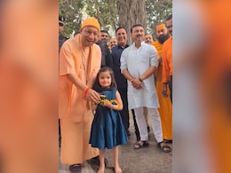 "आंखें बंद करिए, आपको कुछ देना है"; 5 साल की यशस्विनी ने CM योगी को गिफ्ट किया 'बुलडोजर', देखिए Video