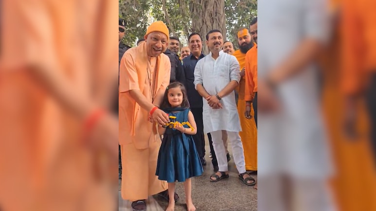 "आंखें बंद करिए, आपको कुछ देना है"; 5 साल की यशस्विनी ने CM योगी को गिफ्ट किया 'बुलडोजर', देखिए Video