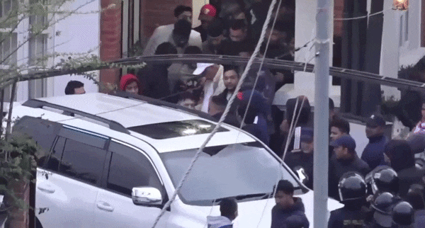 नेपाल के पूर्व PM केपी ओली और पूर्व गृह मंत्री रमेश लेखक गिरफ्तार, सत्ता संभालते ही एक्शन में बालेन