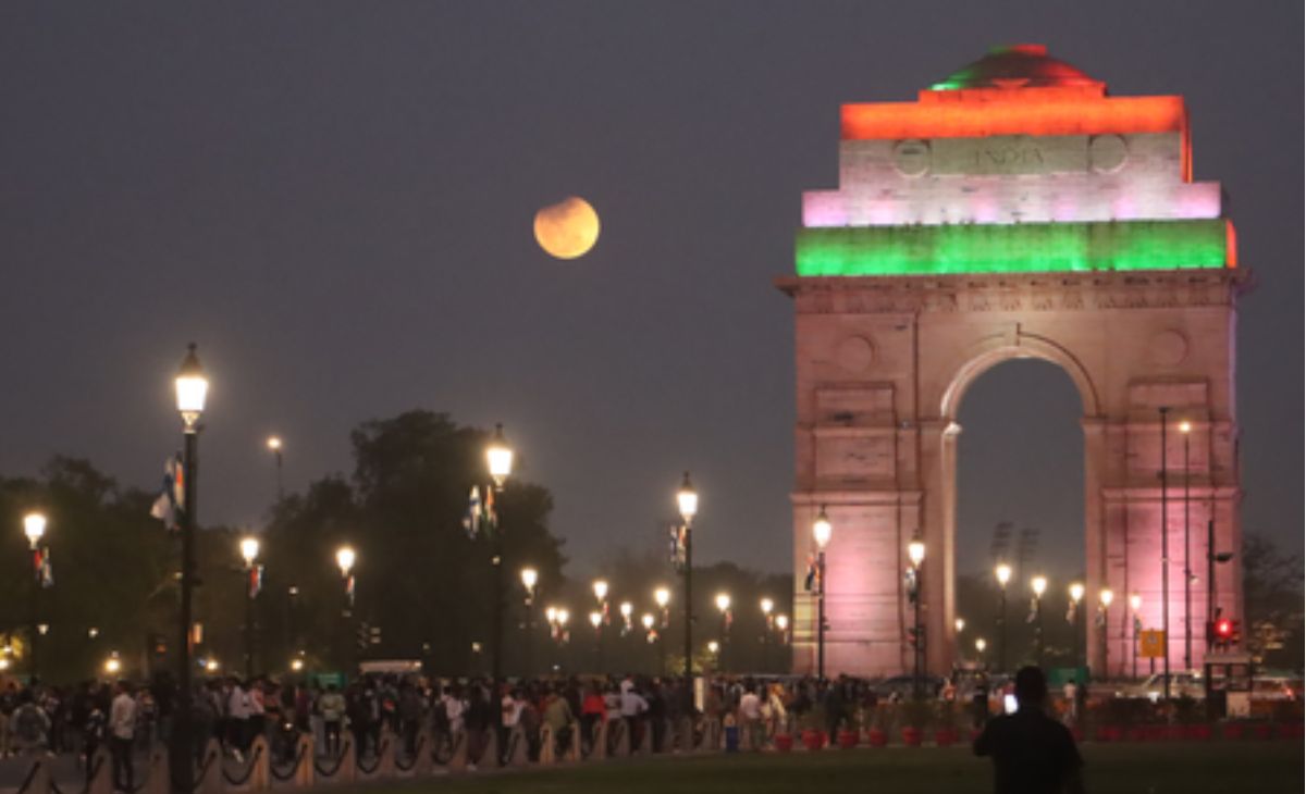 आज रात एक घंटे अंधेरे में डूबा रहेगा इंडिया गेट, जानिए किस मकसद से लिया गया यह फैसला