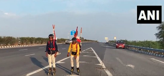 हाथों में तिरंगा थामे 10वीं क्लास को दो बच्चे स्केटिंग पर 2500 किलोमीटर की यात्रा पर क्यों निकले?