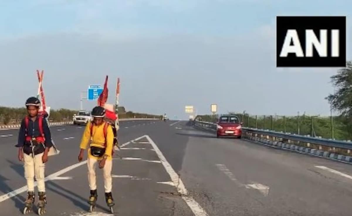 हाथों में तिरंगा थामे 10वीं क्लास के दो बच्चे स्केटिंग पर 2500 किलोमीटर की यात्रा पर क्यों निकले?