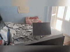 ग्रेटर नोएडा: करोड़ों के फ्लैट की बदहाली... कमरे की छत का प्लास्टर अचानक गिरा, हर जगह बिखरे टुकड़े- Video