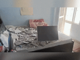 ग्रेटर नोएडा: करोड़ों के फ्लैट की बदहाली... कमरे की छत का प्लास्टर अचानक गिरा, हर जगह बिखरे टुकड़े- Video