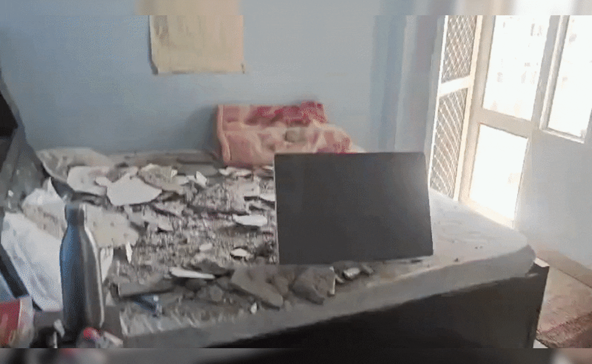 ग्रेटर नोएडा: करोड़ों के फ्लैट की बदहाली... कमरे की छत का प्लास्टर अचानक गिरा, हर जगह बिखरे टुकड़े- Video
