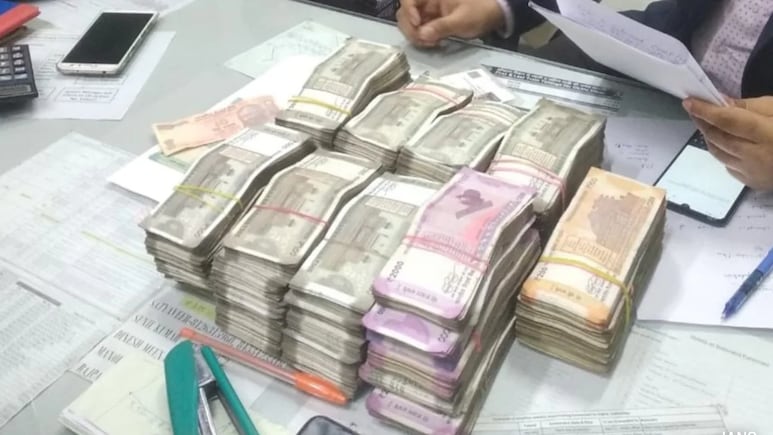 प. बंगाल में दो गाड़ियों से पकड़ा गया लाखों का कैश, चुनाव से पहले सख्ती से हो रही चेकिंग