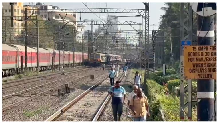Mumbai Local: ऑफिस सुटलं पण घरी कसं जाणार? मध्य रेल्वेवर अर्ध्या तासापासून गोंधळ, प्रवाशांचा संताप