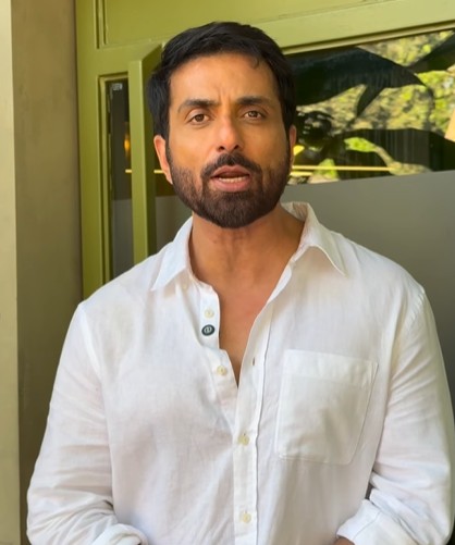 अब दुबई में फंसे लोगों की मदद को आगे आए सोनू सूद, मुफ्त में कर रहे रहने-खाने का इंतजाम