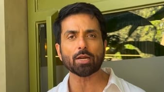 अब दुबई में फंसे लोगों की मदद को आगे आए सोनू सूद, मुफ्त में कर रहे रहने-खाने का इंतजाम