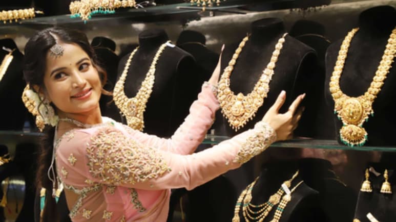 Gold-Silver Prices: सस्ते में सोना-चांदी खरीदने का मौका, कीमतें 7 हजार से ज्यादा टूटीं, जानें आज के भाव