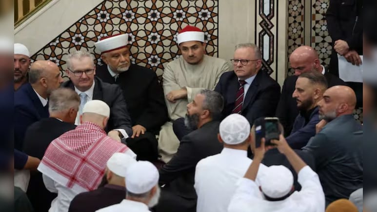 इजरायल का सपोर्ट करने के कारण मस्जिद पहुंचे ऑस्ट्रेलियाई PM का भारी विरोध, लोगों ने कहा- 'Get Out'