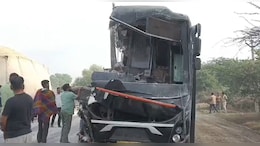 सड़क हादसे में 5 लोगों की मौत, ट्रक की टक्&zwj;कर से बस के उड़े परखच्&zwj;चे