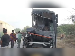 सड़क हादसे में 5 लोगों की मौत, ट्रक की टक्&zwj;कर से बस के उड़े परखच्&zwj;चे
