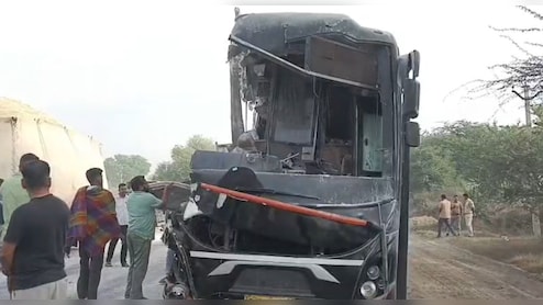 सड़क हादसे में 5 लोगों की मौत, ट्रक की टक्&zwj;कर से बस के उड़े परखच्&zwj;चे