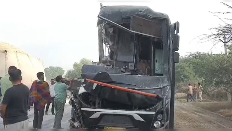 सड़क हादसे में 5 लोगों की मौत, ट्रक की टक्&zwj;कर से बस के उड़े परखच्&zwj;चे