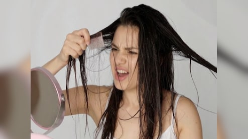 पसीने के कारण बाल-बाल टूट रहे हैं बाल? अपनाएं ये आसान हेयर केयर टिप्स